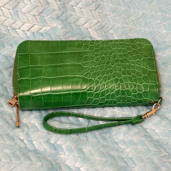 a new day Handbags - A New Day Green Croc Embossed Wallet Double Zip Accordion Gold Hardware Wristlet
